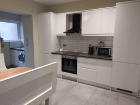Modern 4 Beds House - sleeps 8